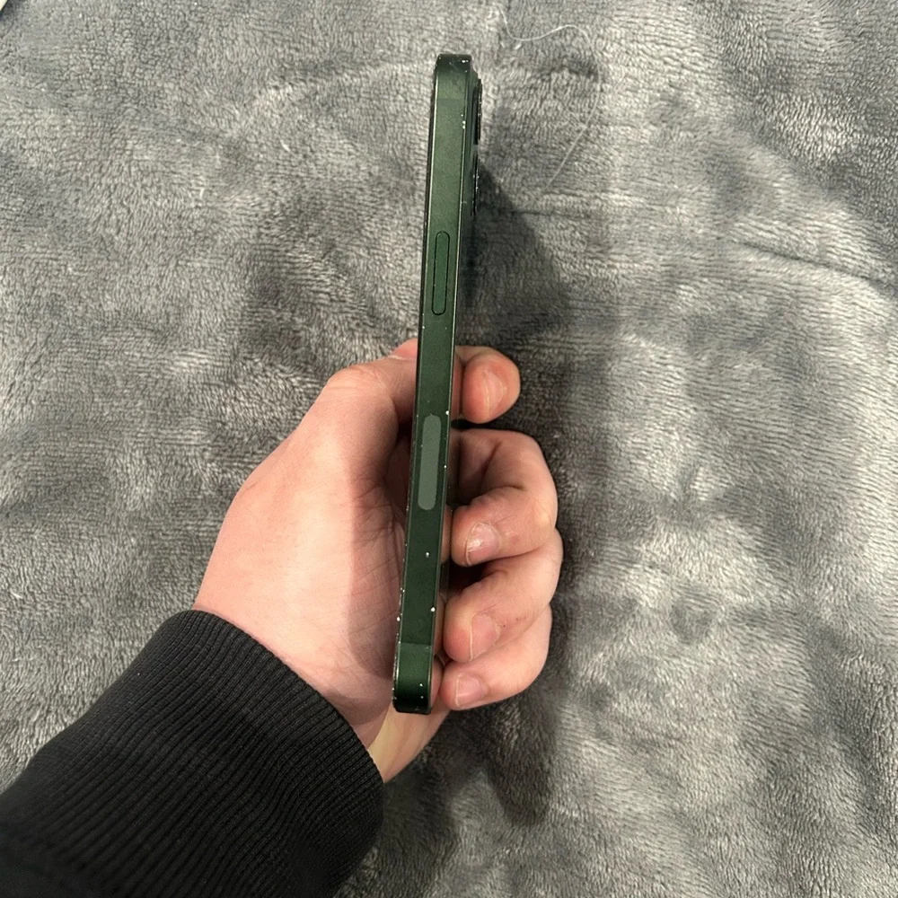 Apple iPhone 13 unlocked green Cracked screen